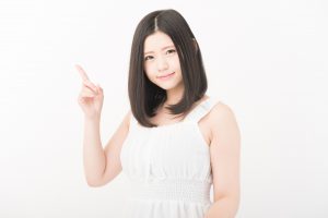 指さししている女性